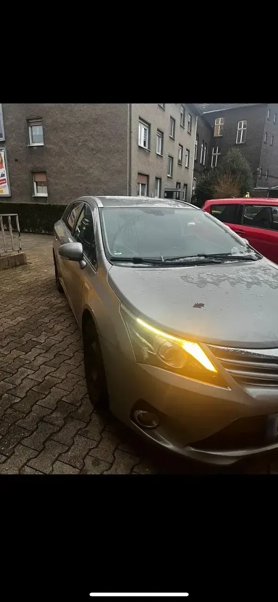 Gebraucht Toyota Avensis T2 124 PS (91 kW) 2012 Silber Kombi