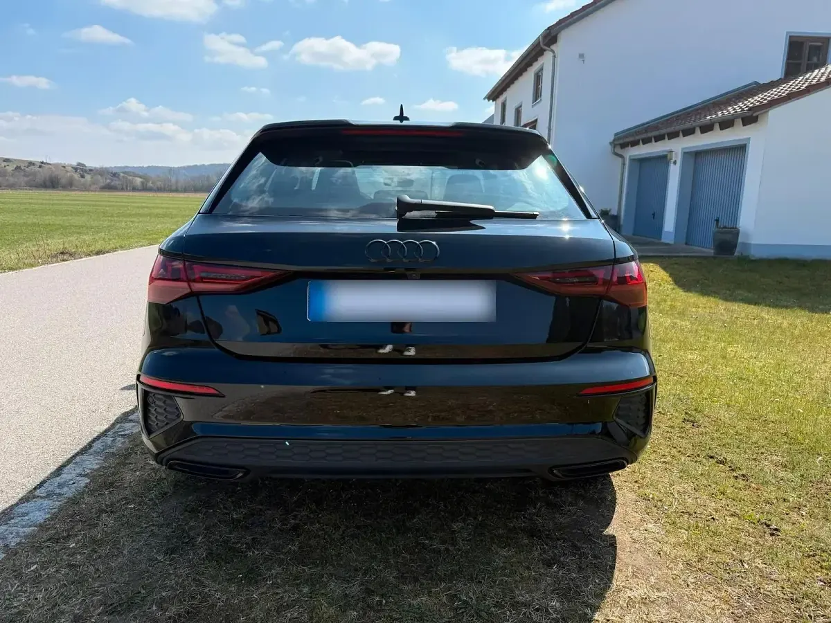 Gebraucht Audi A3 Ambiente 150 PS (110 kW) 2023 Schwarz Limousine