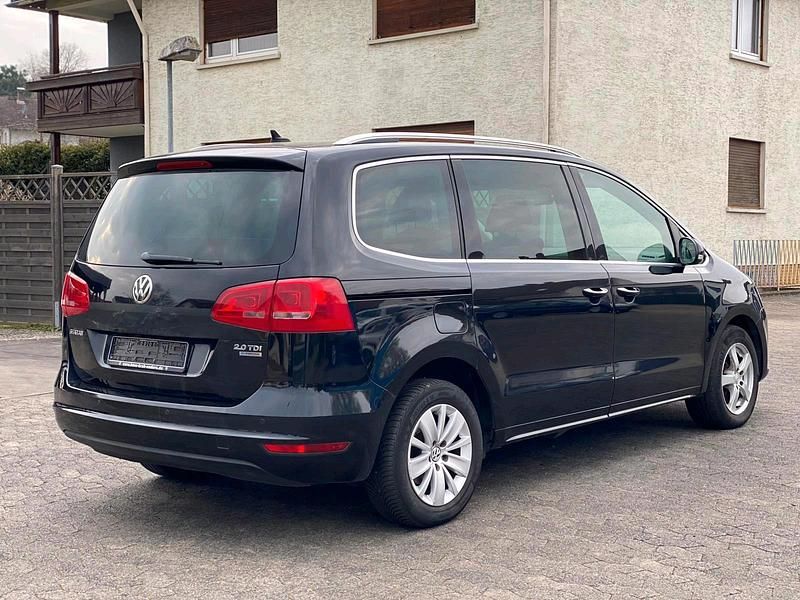 Second-hand VW Sharan 140 CP (102 kW) 2011 Negru Monovolum