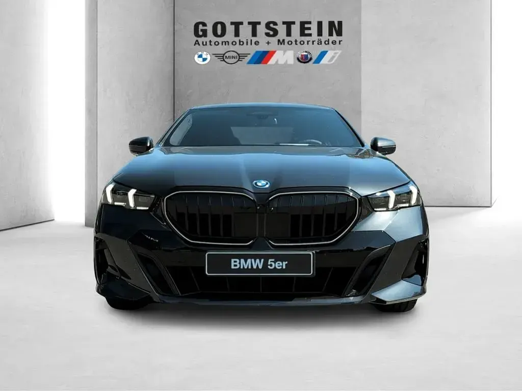 Neu BMW 550e M Sport 489 PS (359 kW) 2026 Sophistograu brillanteffekt Limousine