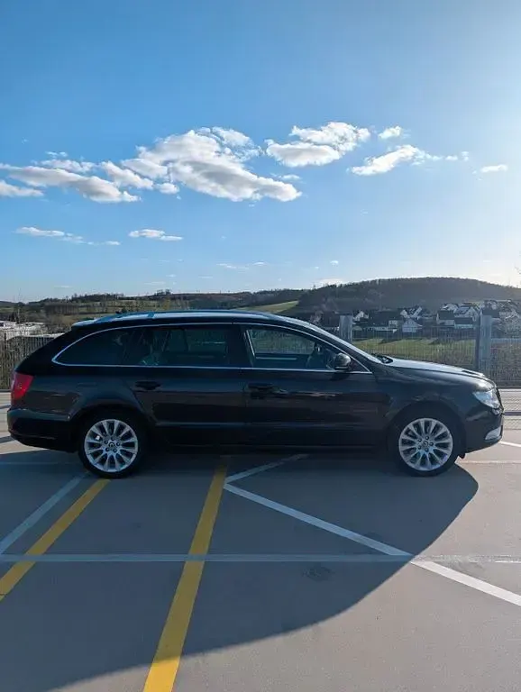 Gebraucht Skoda Superb Elegance 140 PS (102 kW) 2013 Schwarz Kombi