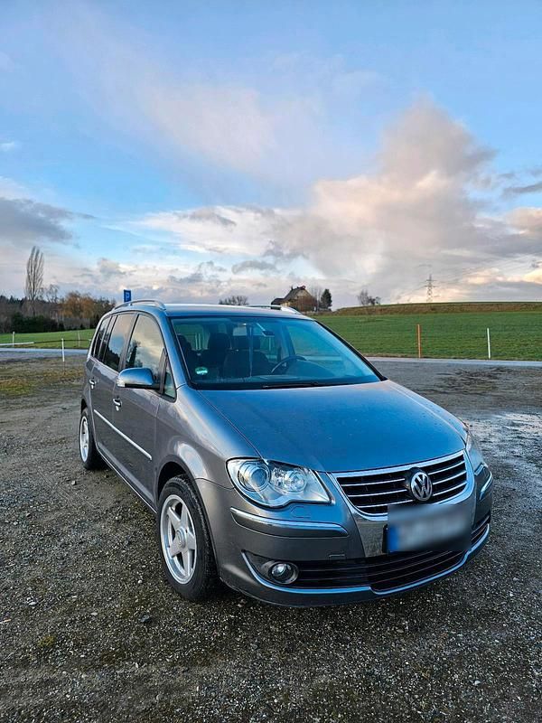 Grau Gebraucht 2007 VW Touran Highline Van / Kleinbus | 3.999 € (Fairer Preis) - Bild 1/4