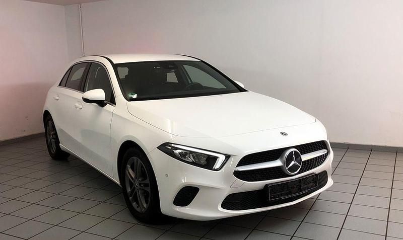 Weiß Gebraucht 2019 Mercedes A180 Progressive Limousine | 18.700 € (Guter Preis) - Bild 1/4