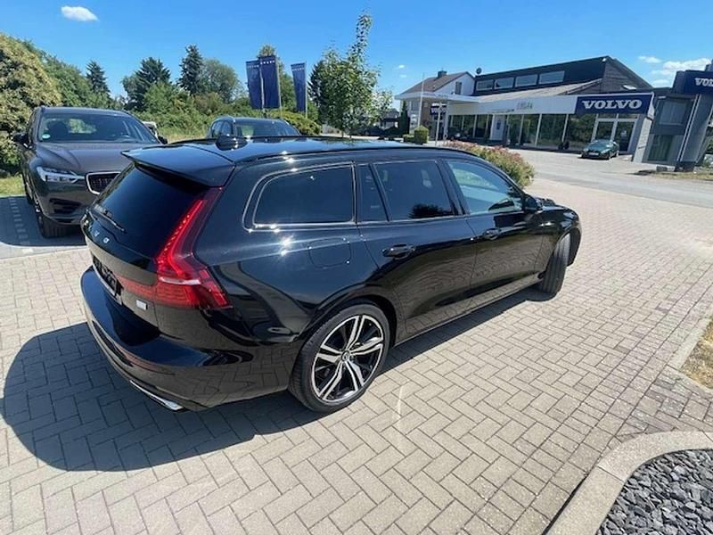Gebraucht Volvo V60 Plus 310 PS (228 kW) 2022 Onyx black Kombi