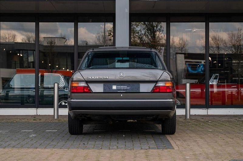 Gebraucht Mercedes E300 220 PS (161 kW) 1991 Schwarz Limousine