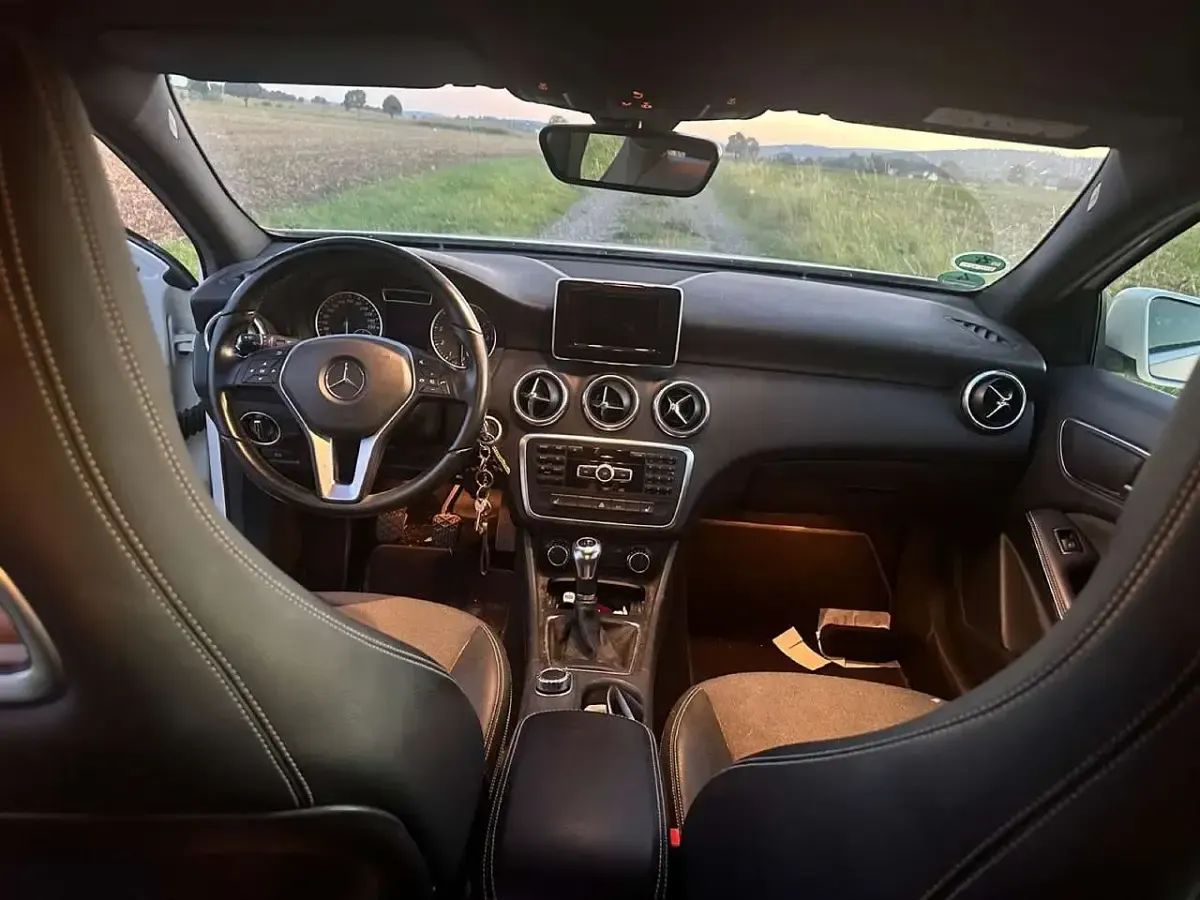 Gebraucht Mercedes A180 122 PS (89 kW) 2014 Weiß Kleinwagen