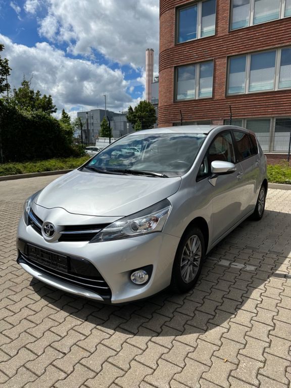 Silber Gebraucht 2016 Toyota Verso Comfort Van / Kleinbus | 12.990 € (Fairer Preis) - Bild 1/4