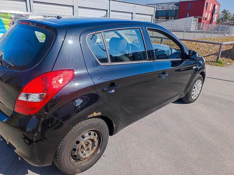 Gebraucht Hyundai i20 75 PS (55 kW) 2010 Schwarz Kleinwagen