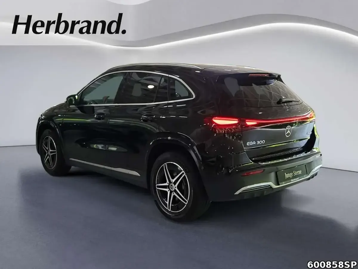 Gebraucht Mercedes EQA300 Advanced 167 kW (228 PS) 2025 Metalliclack kosmosschwarz SUV