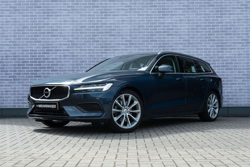 Blau Gebraucht 2019 Volvo V60 Momentum Kombi | 26.392 € (Guter Preis) - Bild 1/4