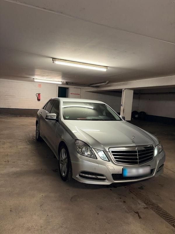 Gebraucht Mercedes E250 Avantgarde 204 PS (150 kW) 2010 Silber Limousine