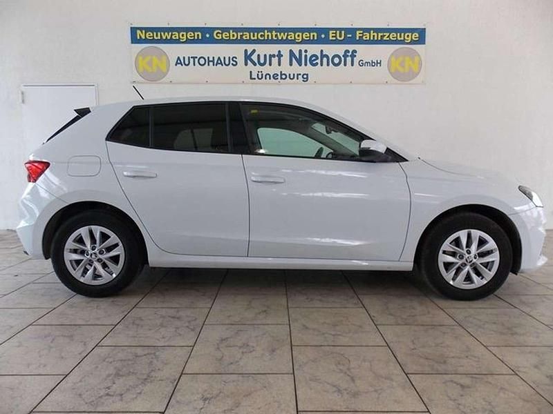 Moonweiß Gebraucht 2022 Skoda Fabia Ambition Kleinwagen | 18.780 € (Fairer Preis) - Bild 1/3