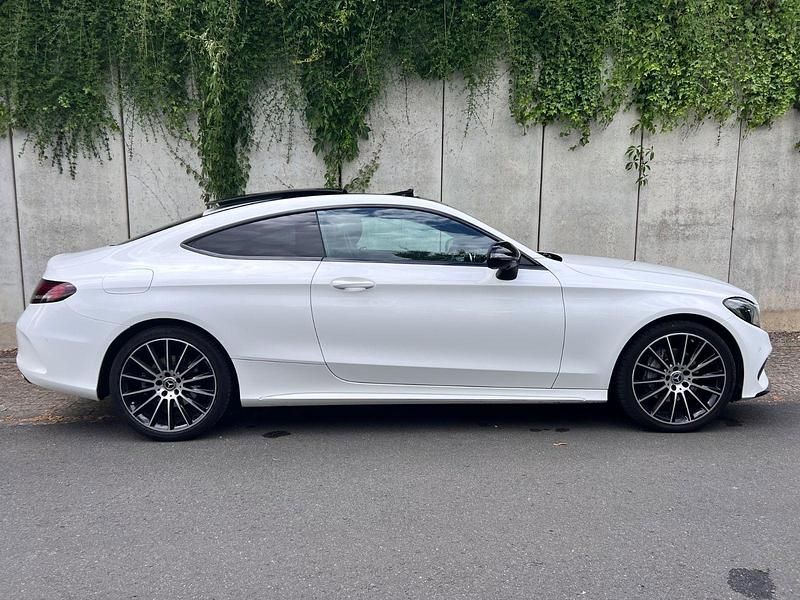 Weiß Gebraucht 2017 Mercedes C200 AMG line Coupé | 25.999 € (Fairer Preis) - Bild 1/4