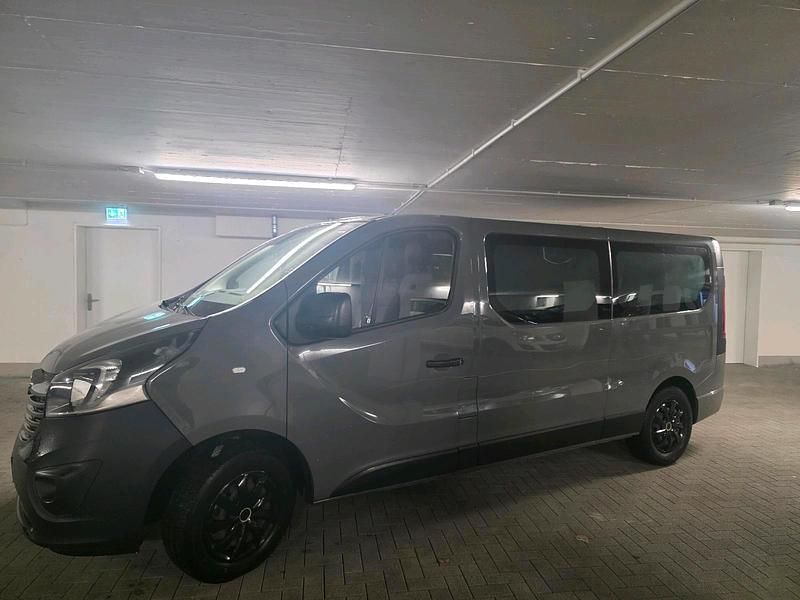 Grau Gebraucht 2017 Opel Vivaro Van / Kleinbus | 14.500 € - Bild 1/4