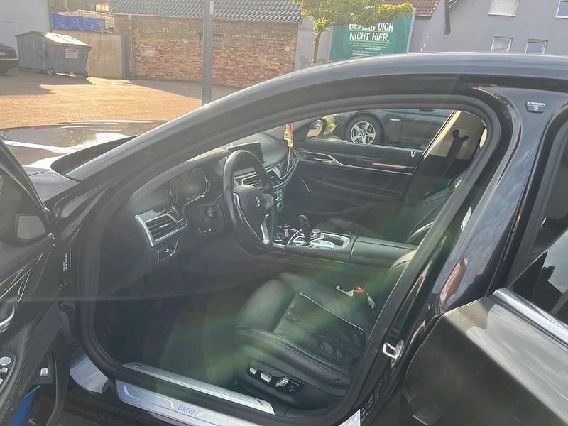 Grau Gebraucht 2018 BMW 730 Limousine | 26.900 € (Superpreis) - Bild 1/4