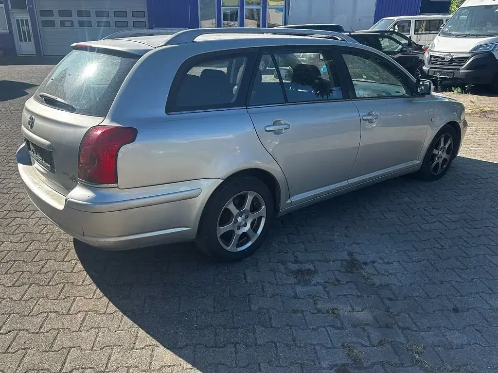 Gebraucht Toyota Avensis Sol 147 PS (108 kW) 2004 Silber Kombi