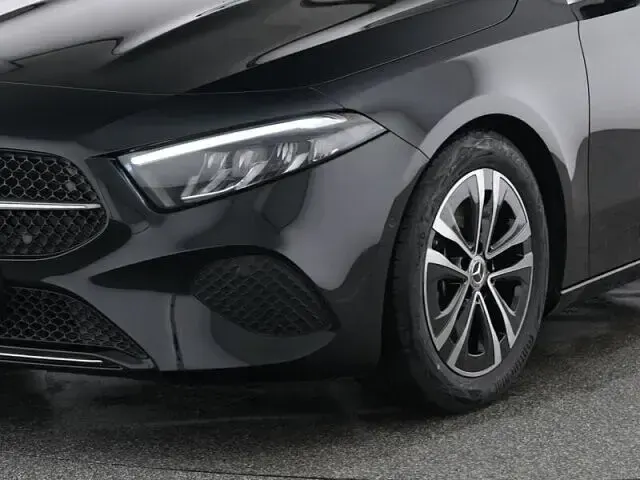 Gebraucht Mercedes A180 Advanced 136 PS (100 kW) 2025 lack kosmosschwarz Limousine