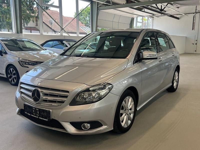 Silber Gebraucht 2012 Mercedes B200 Van / Kleinbus | 12.450 € (Fairer Preis) - Bild 1/4