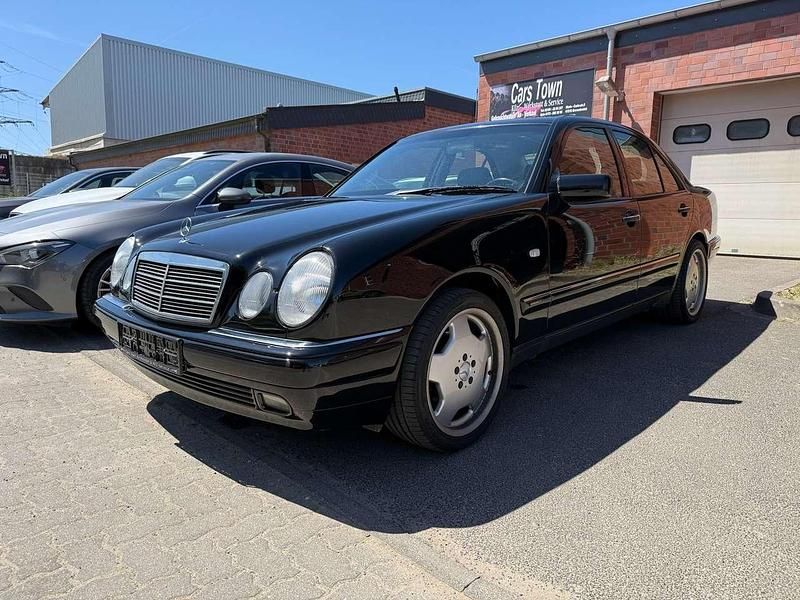 Gebraucht Mercedes E220 125 PS (91 kW) 1999 Schwarz Limousine