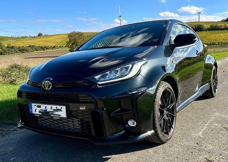 Schwarz Gebraucht 2023 Toyota Yaris Limousine | 37.900 € - Bild 1/4