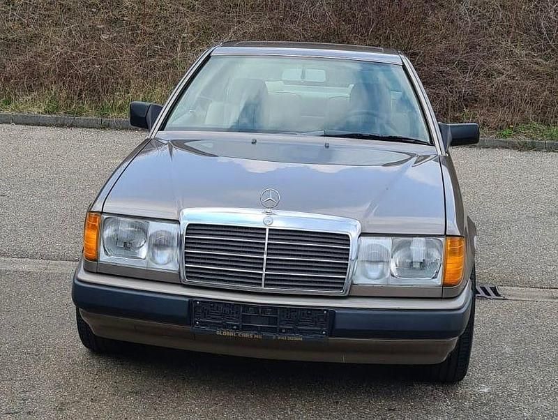 Gebraucht Mercedes 230 132 PS (97 kW) 1989 Beige Coupé