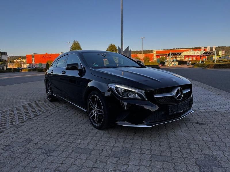 Schwarz Gebraucht 2019 Mercedes CLA200 Shooting Brake Kombi | 22.598 € (Fairer Preis) - Bild 1/4