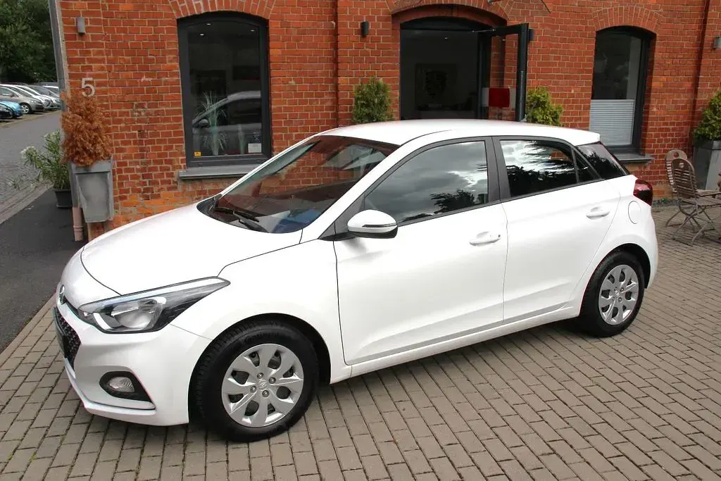 Gebraucht Hyundai i20 Select 101 PS (74 kW) 2019 Weiß Kleinwagen