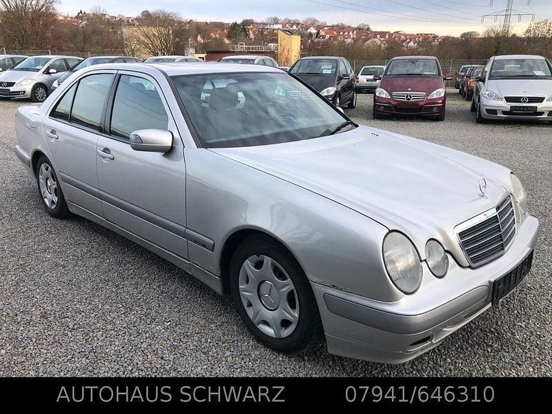 Gebraucht Mercedes E220 Classic 143 PS (105 kW) 2000 Brillantsilber metallic Limousine
