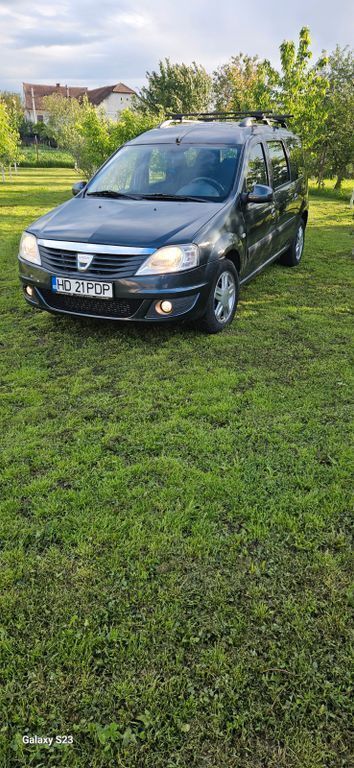 Grau Gebraucht 2011 Dacia Logan MCV Lauréate Limousine | 3.800 € (Fairer Preis) - Bild 1/4