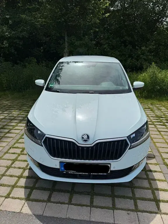 Używany Skoda Fabia Clever 75 KM (55 kW) 2018 Biały Sedan/Limuzyna