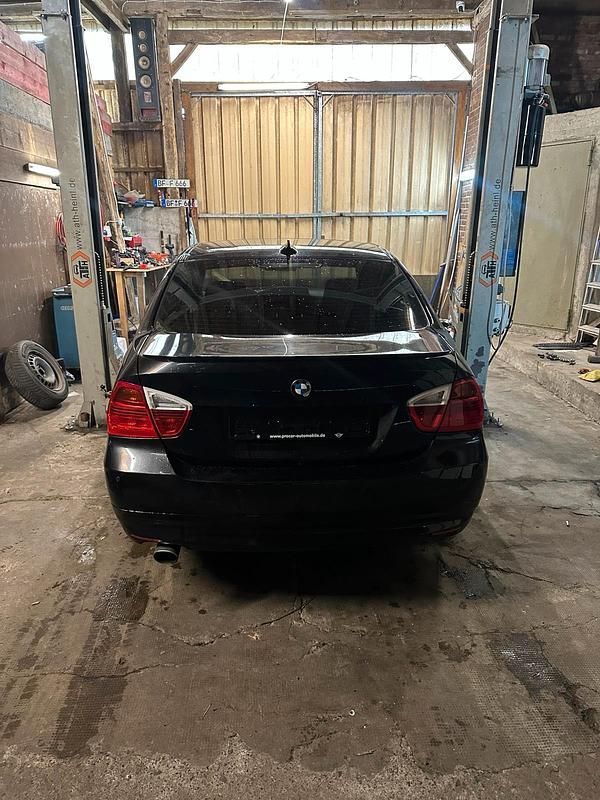 Gebraucht BMW 320 150 PS (110 kW) 2005 Schwarz Limousine