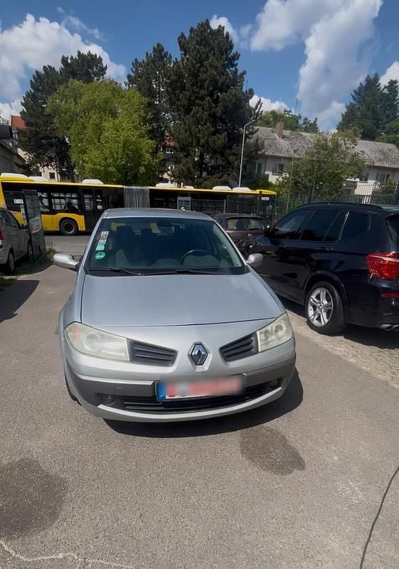 Grau Gebraucht 2005 Renault Mégane II Limousine | 900 € (Superpreis) - Bild 1/4
