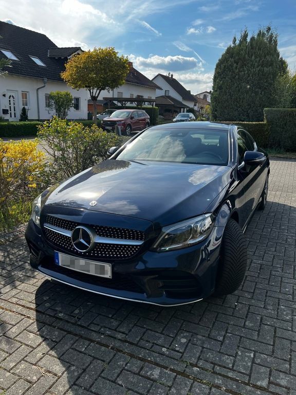 Blau Gebraucht 2019 Mercedes C180 AMG line Coupé | 26.900 € (Teuer) - Bild 1/4