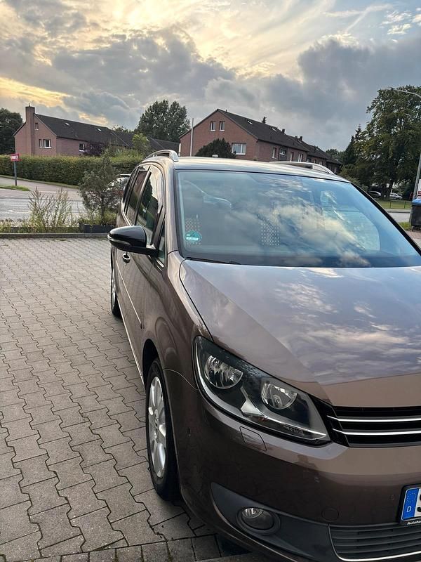Braun Gebraucht 2011 VW Touran Van / Kleinbus | 5.500 € (Guter Preis) - Bild 1/4