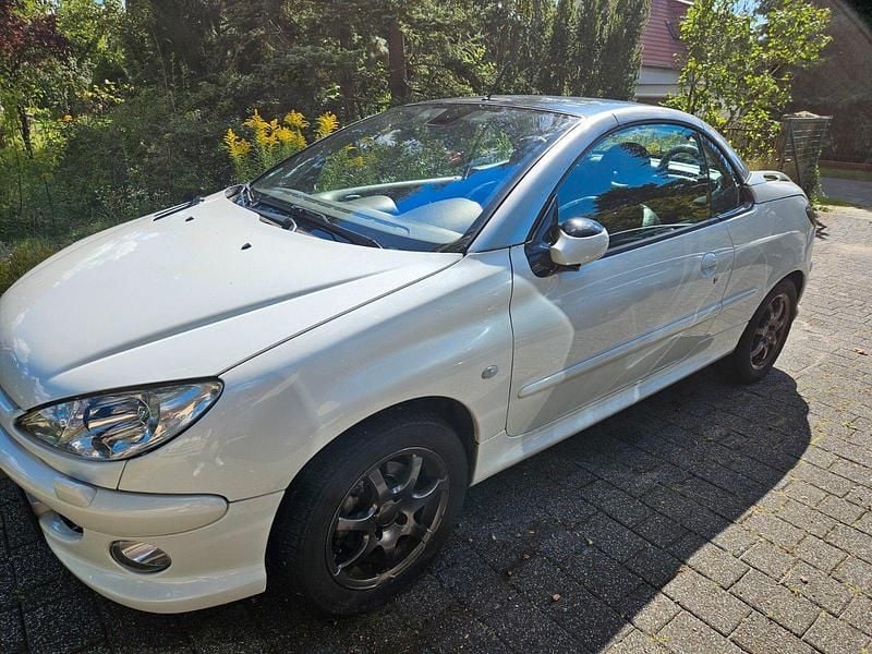 Gebraucht Peugeot 206 CC 109 PS (80 kW) 2002 Weiß Cabrio
