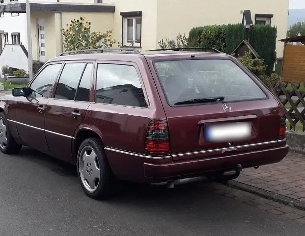 Gebraucht Mercedes E220 150 PS (110 kW) 1996 Rot Kombi
