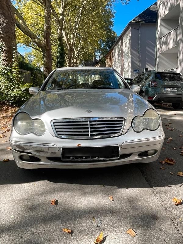 Grau Gebraucht 2004 Mercedes C180 Limousine | 1.200 € (Superpreis) - Bild 1/4