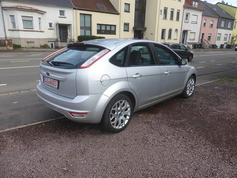 Gebraucht Ford Focus 115 PS (84 kW) 2009 Silber Limousine