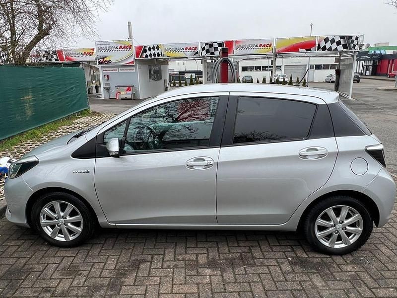Gebraucht Toyota Yaris 75 PS (55 kW) 2013 Grau Kleinwagen