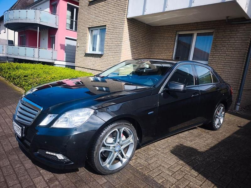 Gebraucht Mercedes E220 Elegance 170 PS (125 kW) 2011 Schwarz Limousine