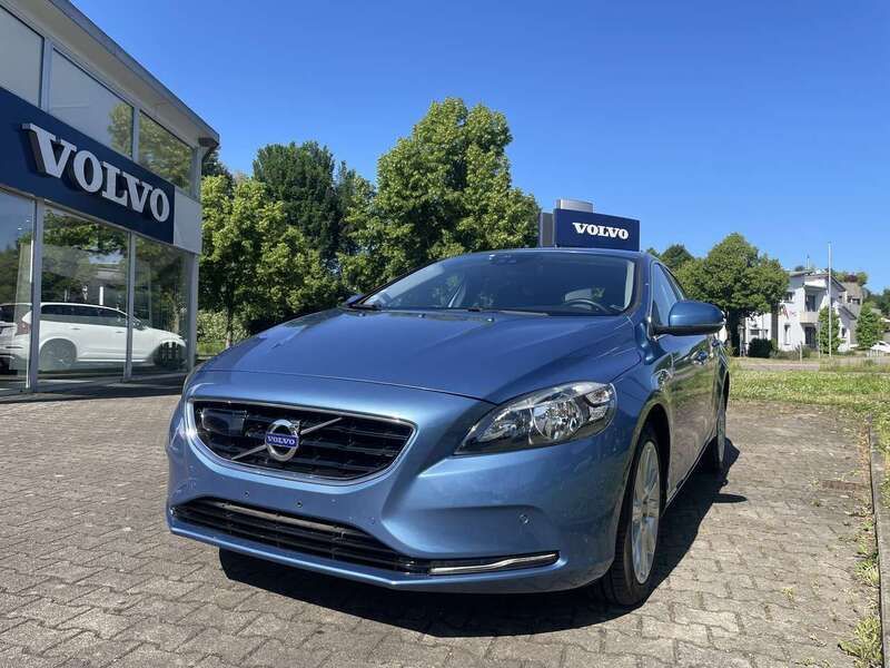 Power blue Gebraucht 2016 Volvo V40 Summum Kombi | 18.990 € - Bild 1/4
