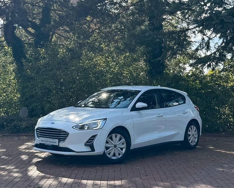 Weiß Gebraucht 2018 Ford Focus Limousine | 10.499 € (Guter Preis) - Bild 1/4