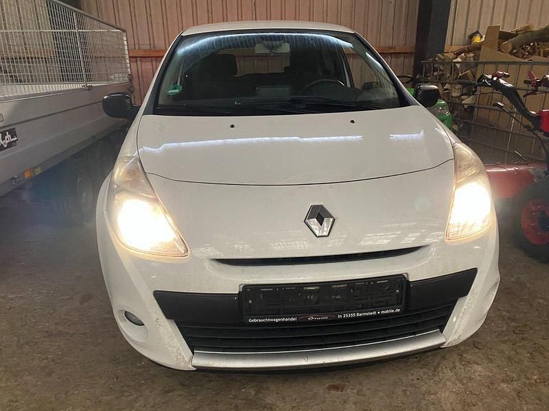 Weiß Gebraucht 2011 Renault Clio II Limousine | 1.900 € (Fairer Preis) - Bild 1/4