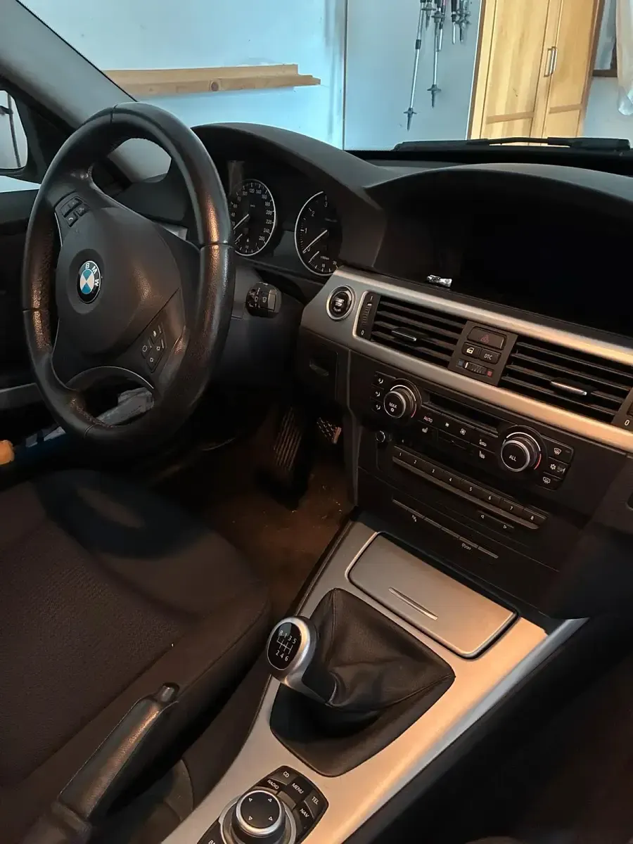Gebraucht BMW 318 143 PS (105 kW) 2010 Schwarz Kombi