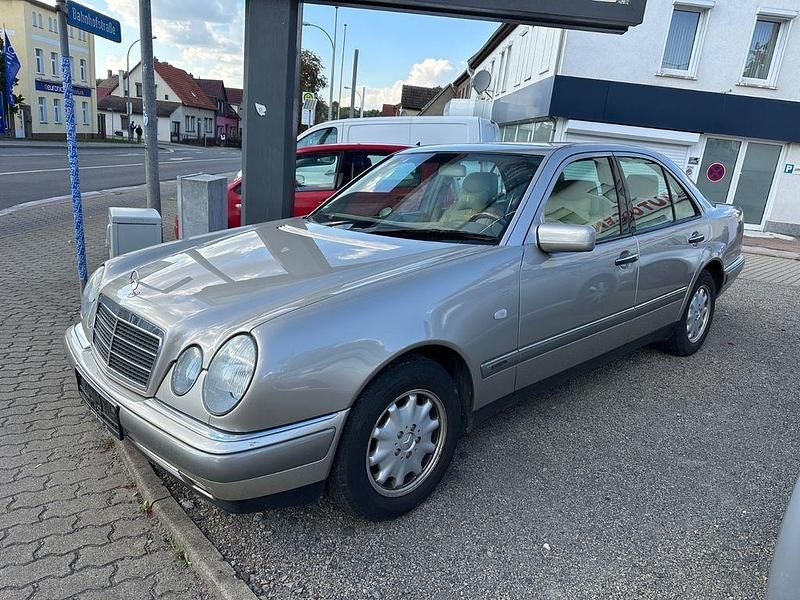 Gebraucht Mercedes E240 170 PS (125 kW) 1998 Gold Limousine
