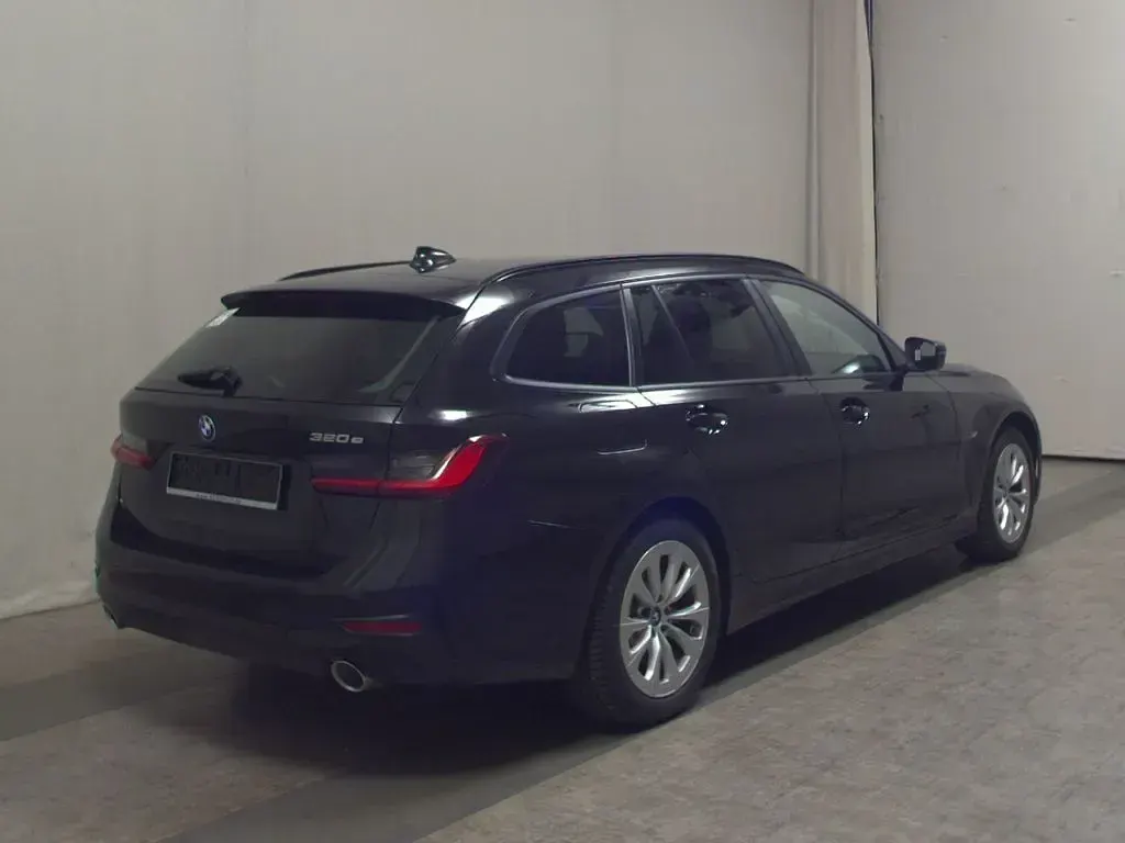 Gebraucht BMW 320e Sport Line 204 PS (150 kW) 2022 Schwarz Kombi