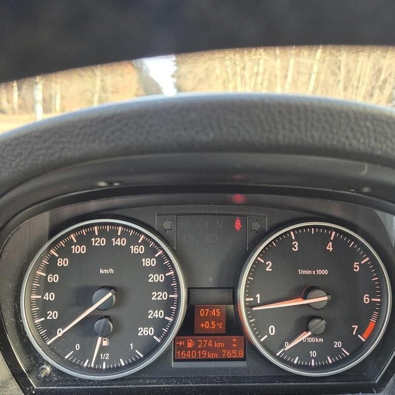 Gebraucht BMW 318 140 PS (102 kW) 2009 Grau Kombi