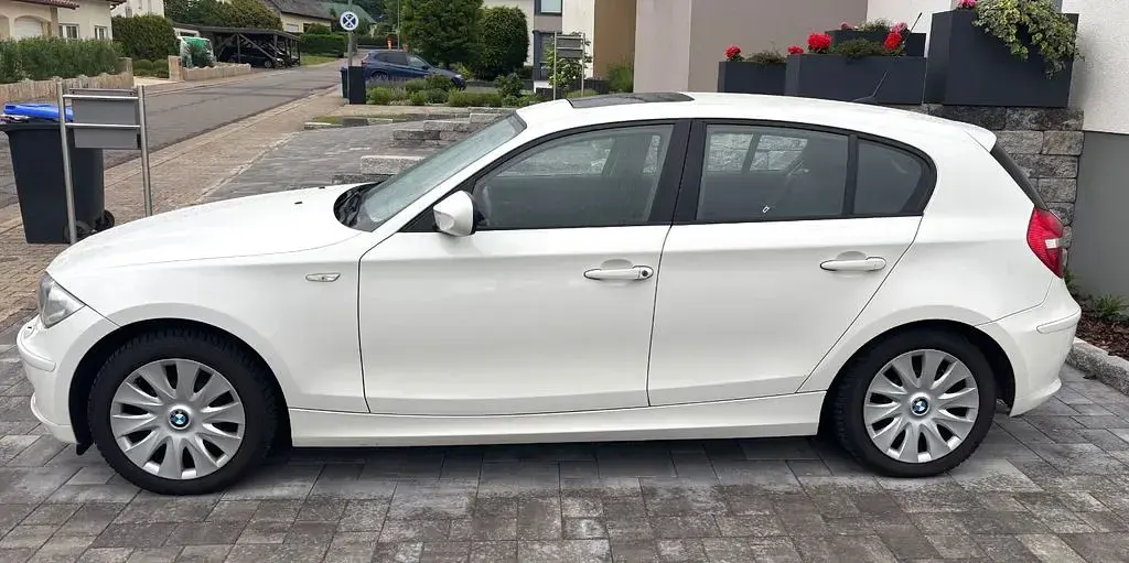 Używany BMW 116 122 KM (89 kW) 2011 Biały Hatchback