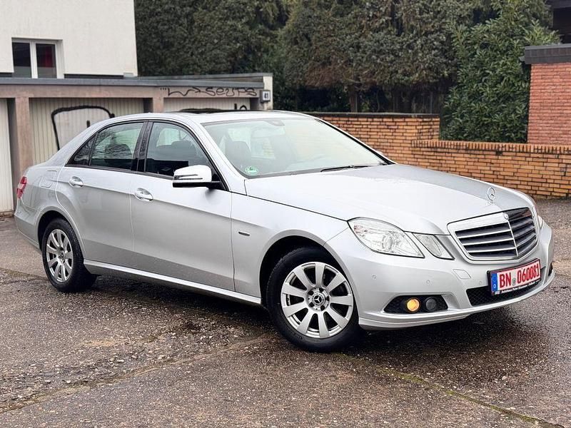 Silber Gebraucht 2011 Mercedes E200 Limousine | 10.499 € (Fairer Preis) - Bild 1/4