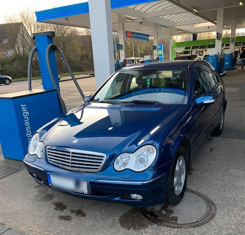 Blau Gebraucht 2004 Mercedes C220 Elegance Limousine | 3.900 € (Etwas zu teuer) - Bild 1/4